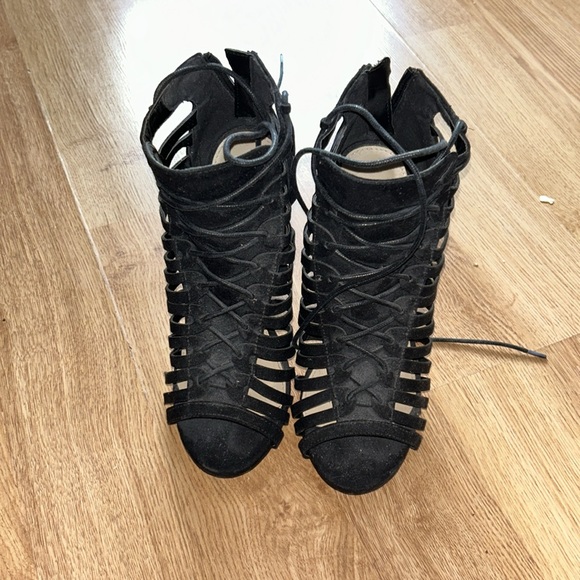 Black heels - Picture 2 of 3